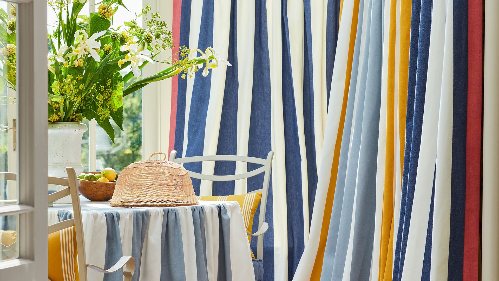 Comedor desenfadado decorado con textiles a rayas de colores