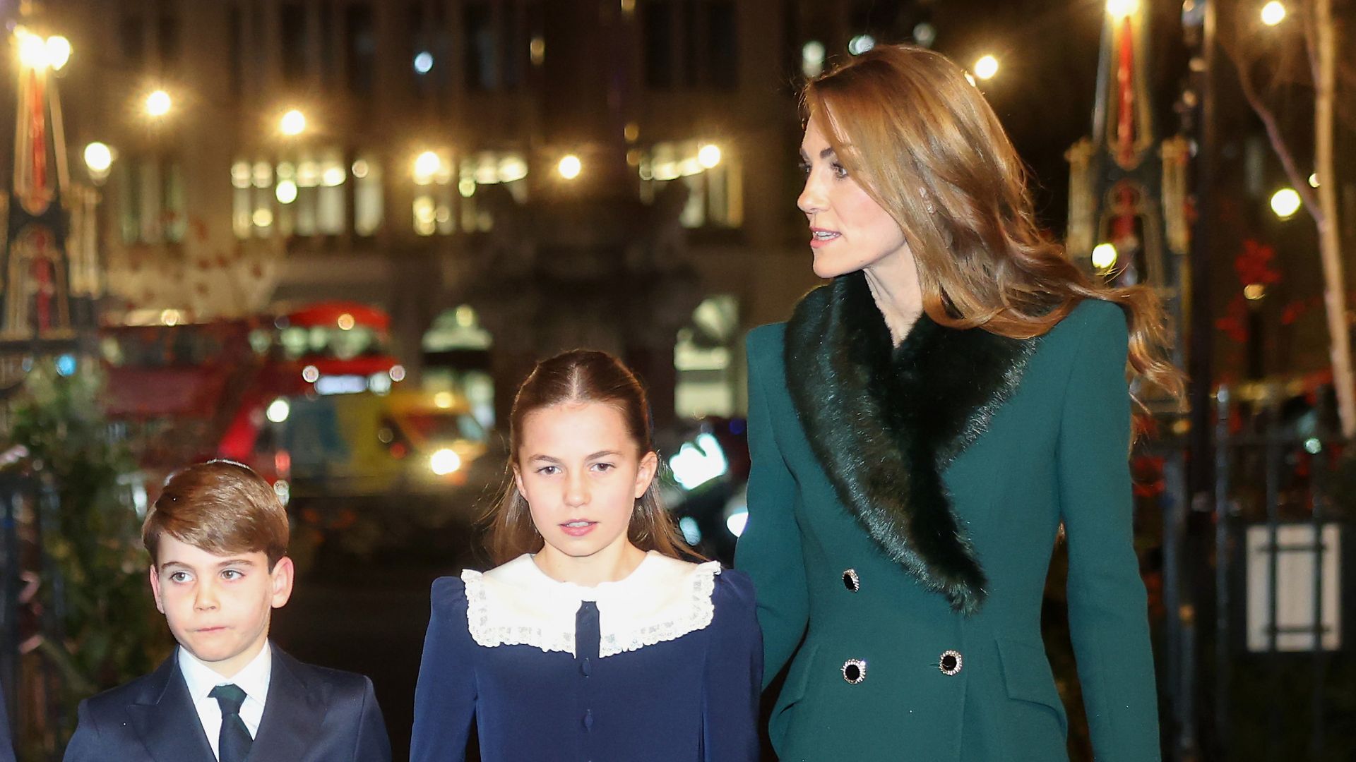 Los príncipes de Gales con sus tres hijos en el concierto de villancicos en la Abadía de Westminster