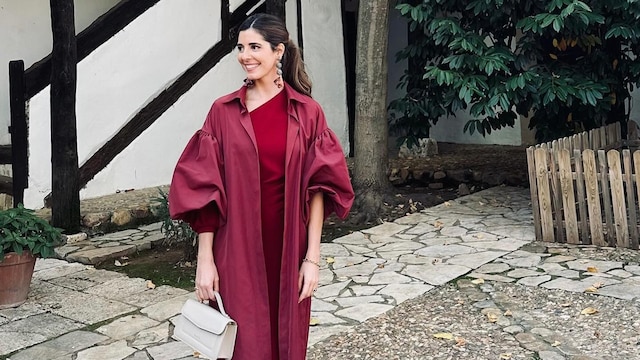 Look de invitada de invierno de Belén Corsini