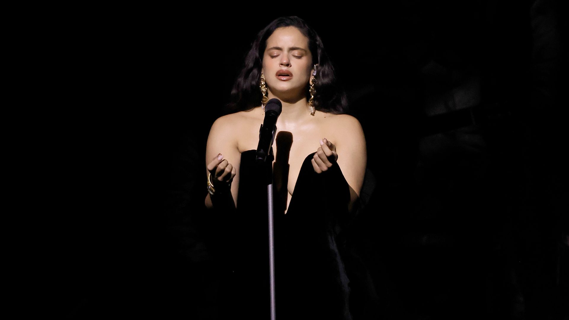Rosalía, cantando sobre el escenario