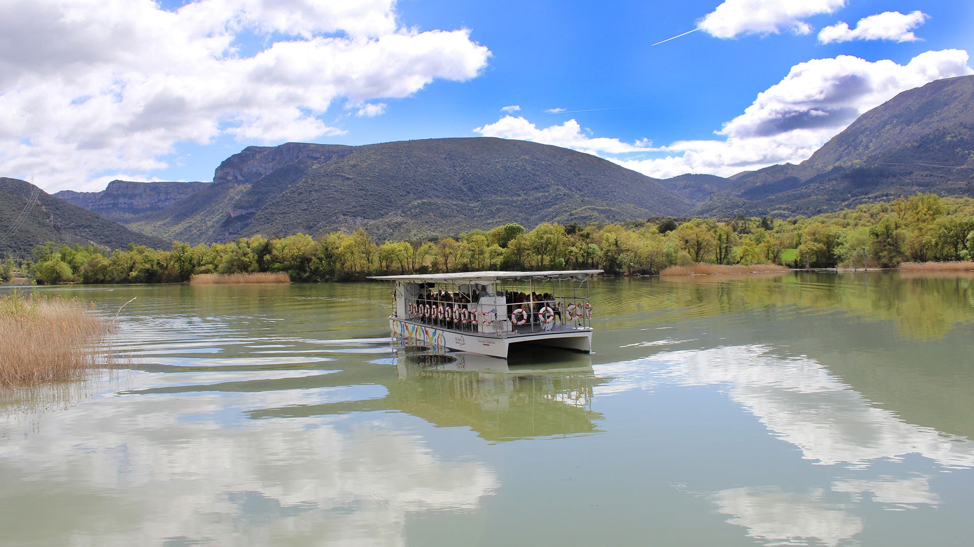 Barco electrosolar por el embalse del Sobrón, Valle de Tobalina, Burgos