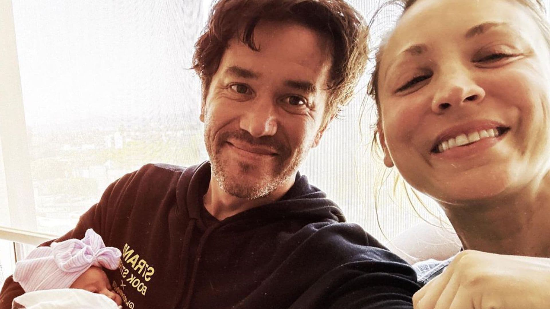 ¡La luz de nuestra vida! Kaley Cuoco y Tom Pelphrey muestran las primeras imágenes de su hija