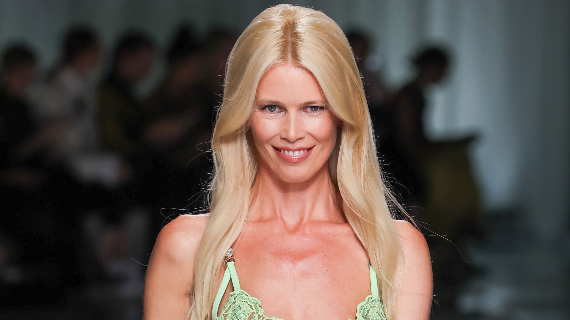 Claudia Schiffer desfilando para Versacen Milán, 2023
