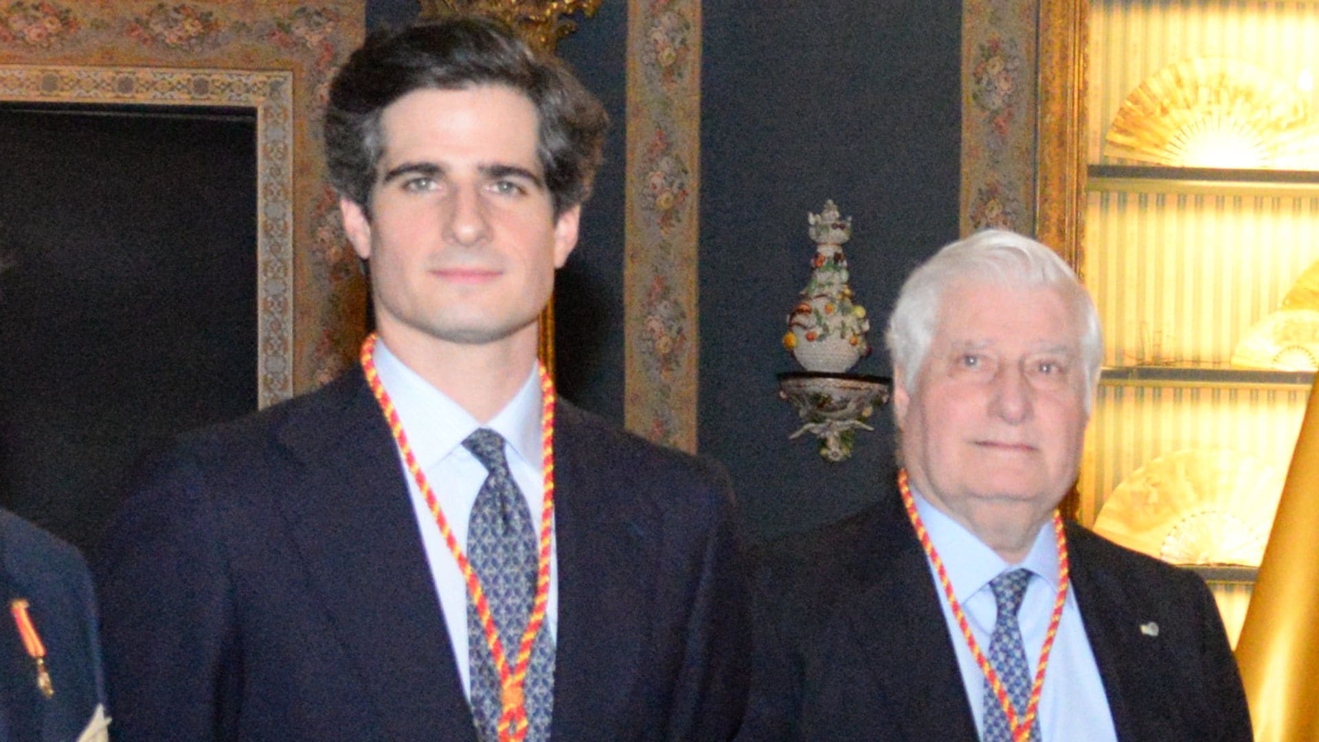 El Duque de Alba recibiendo un premio con su hijo, Fernando