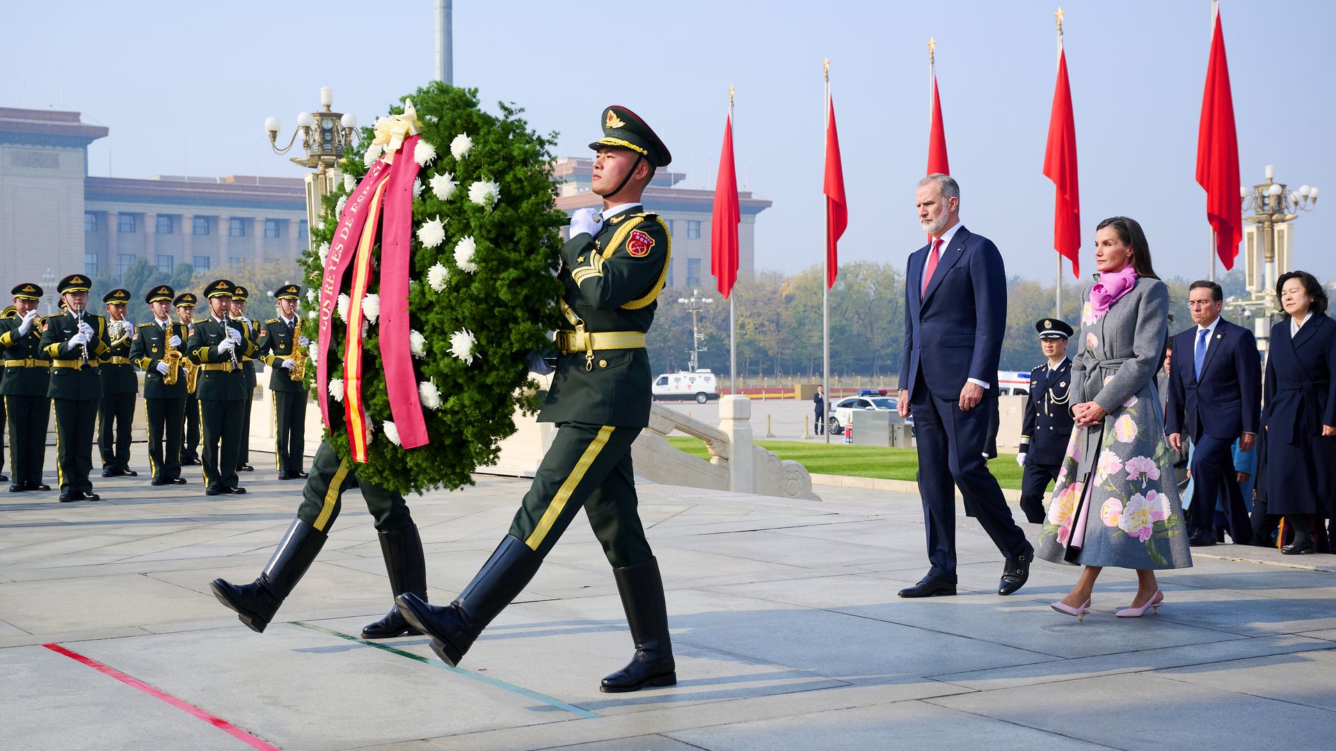 Los Reyes Felipe y Letizia en la ofrenda floral en la Plaza Tiananmen, el 12 de noviembre de 2025