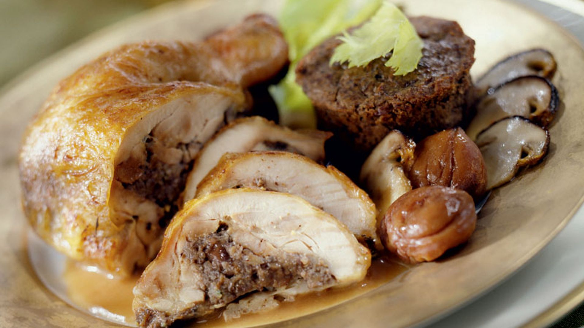 Pollo relleno de boletus con timbal de castañas
