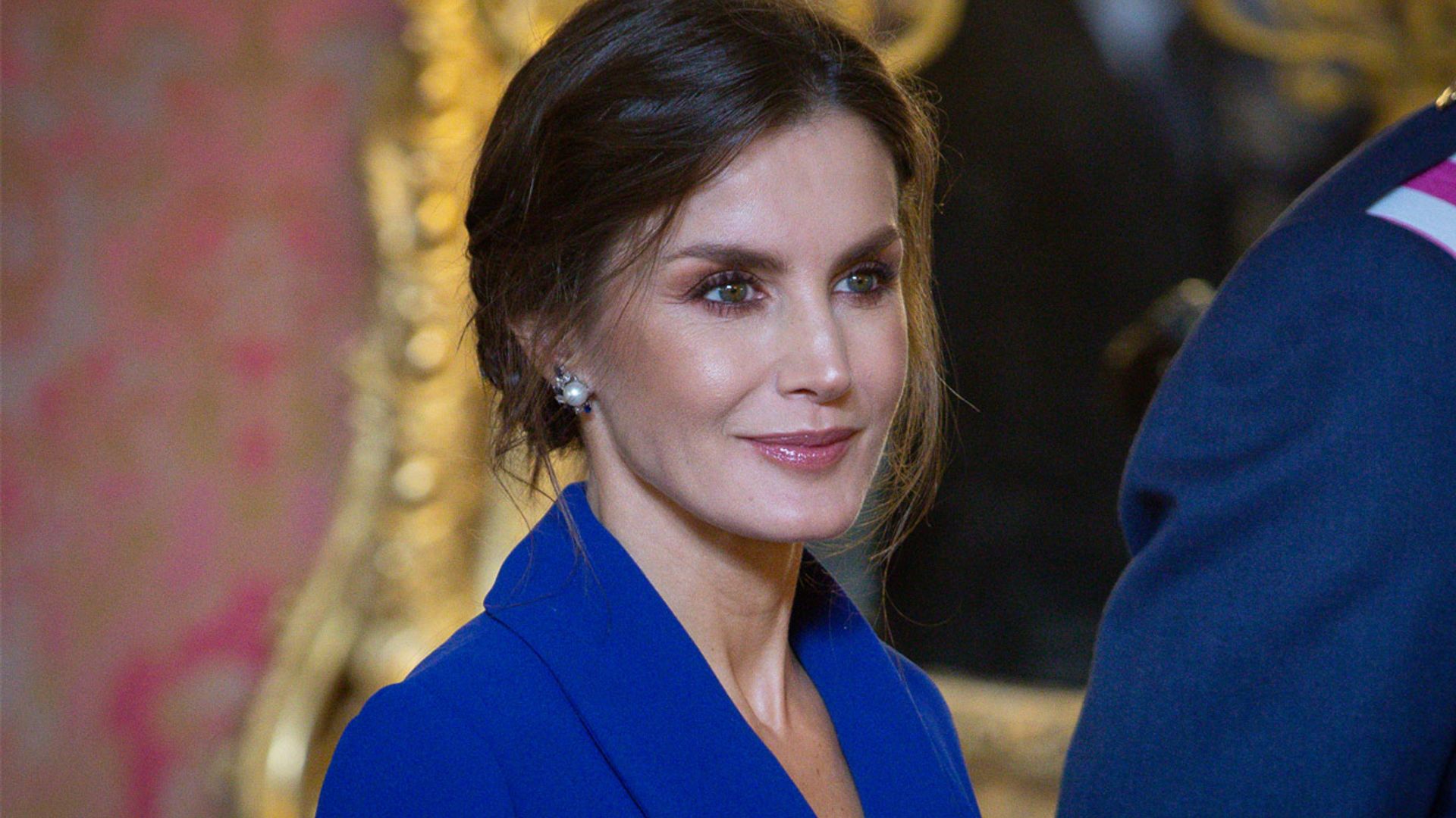 Vuelve el 'efecto Letizia': el último vestido viral de la Reina se agota en las rebajas de Zara