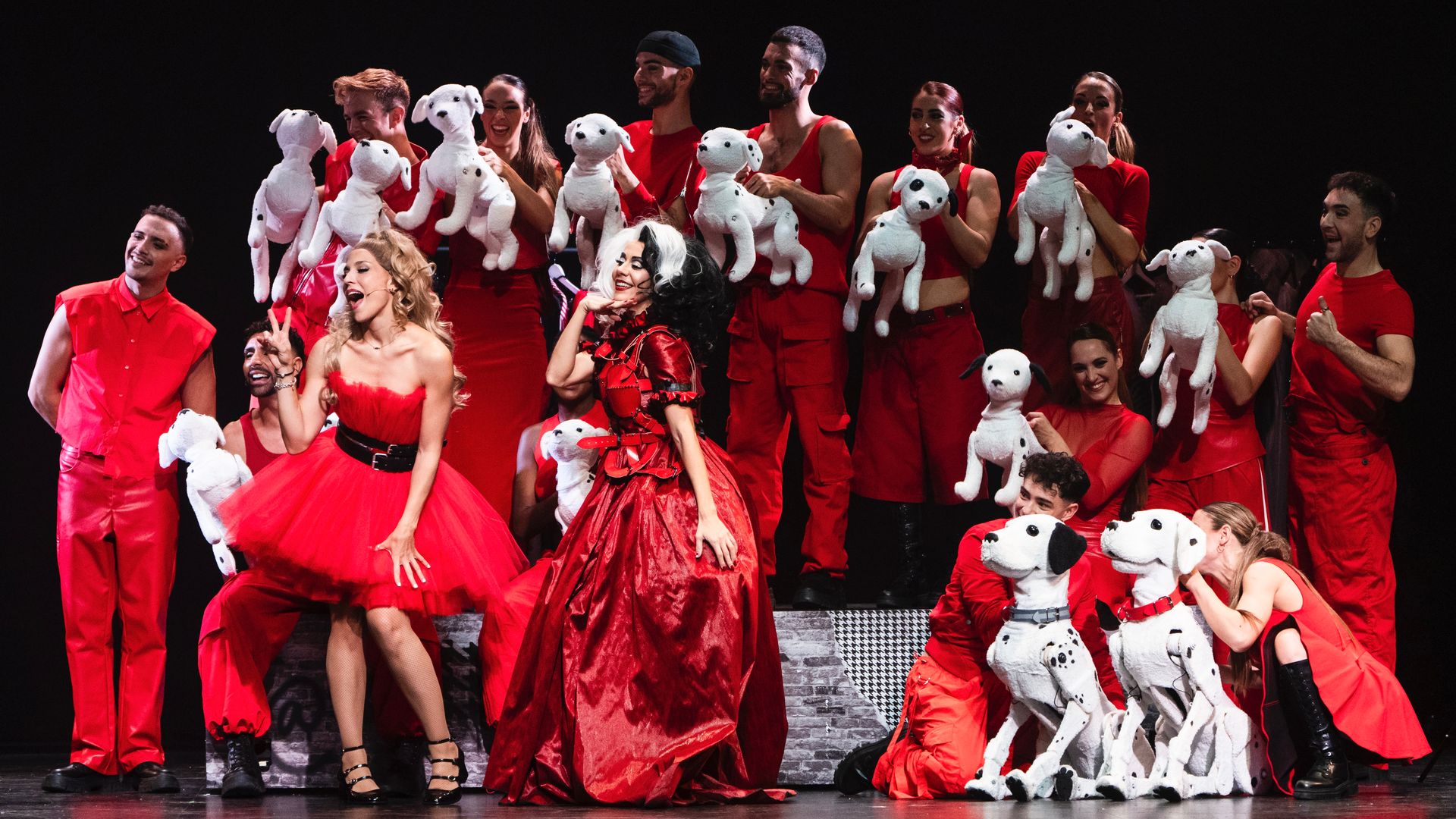 Elenco de 101 dálmatas: The Show en el Gran Teatro CaixaBank Príncipe Pío Madrid.