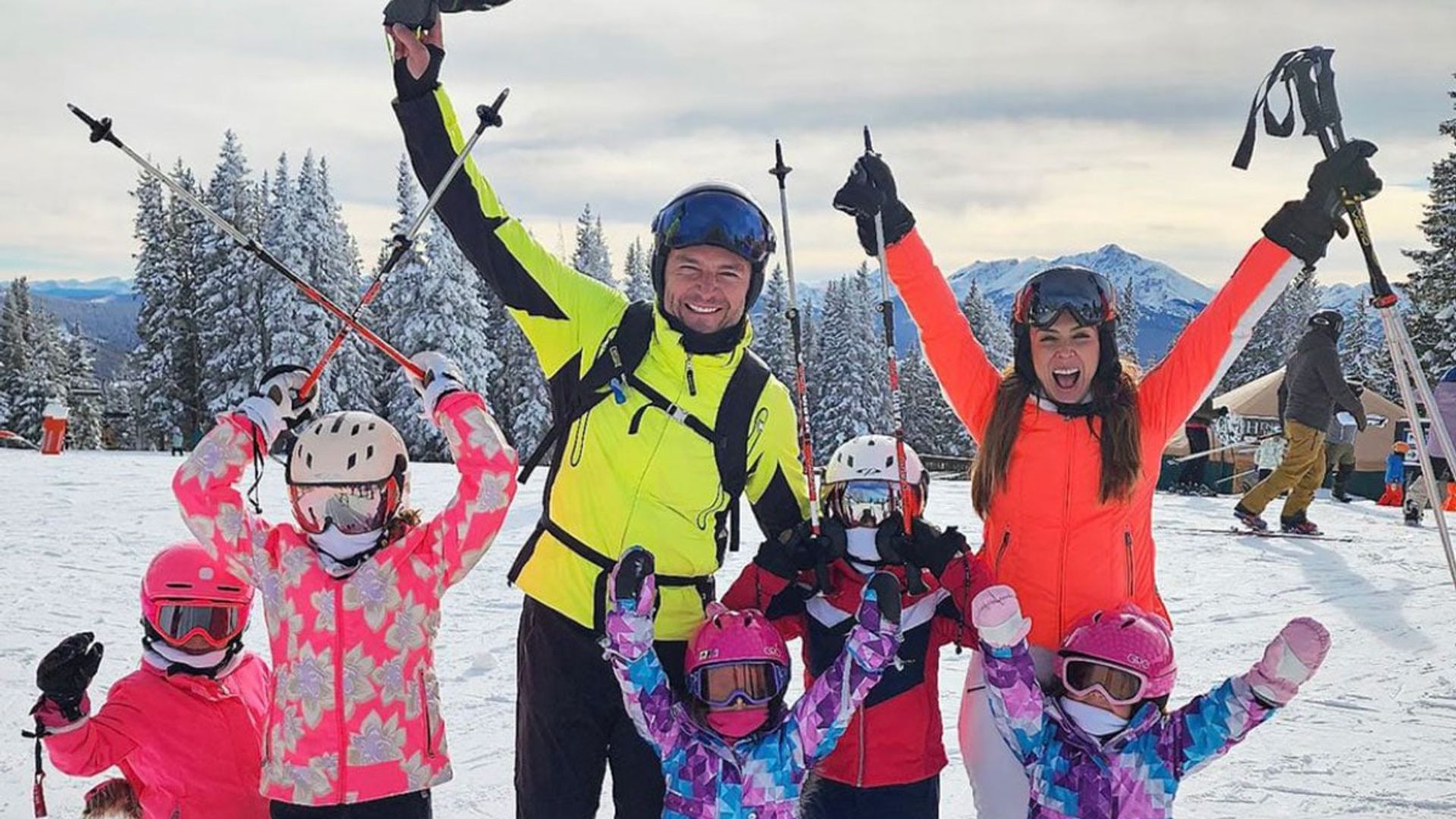 Jacky Bracamontes y Martín Fuentes continúan en su divertida escapada bajo cero en Vail