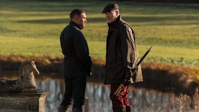 Pierce Brosnan y Tom Hardy en la serie 'MobLand', de Paramount+.