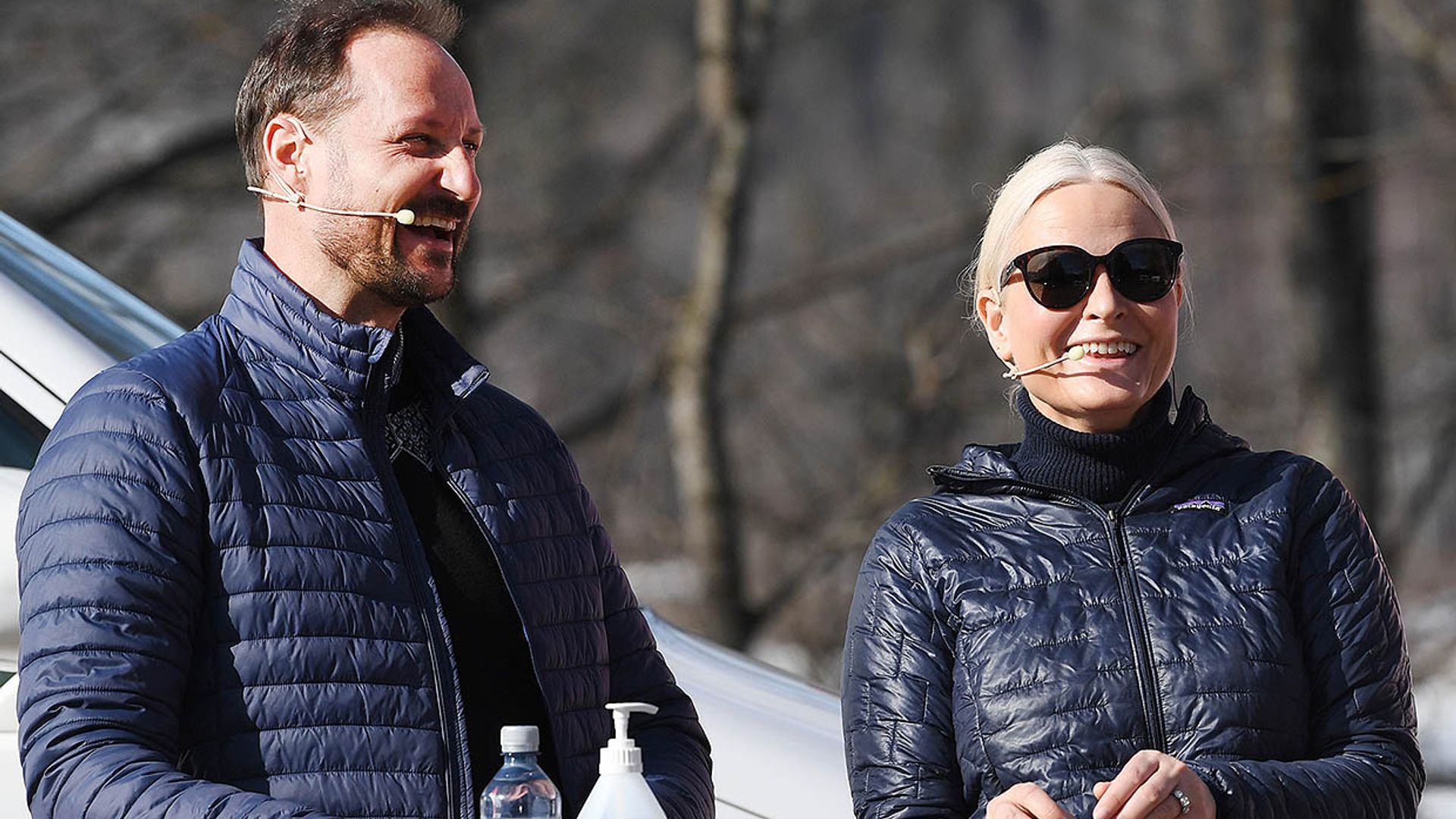 Haakon y Mette-Marit acuden conjuntados y cómplices a su primer acto presencial este año