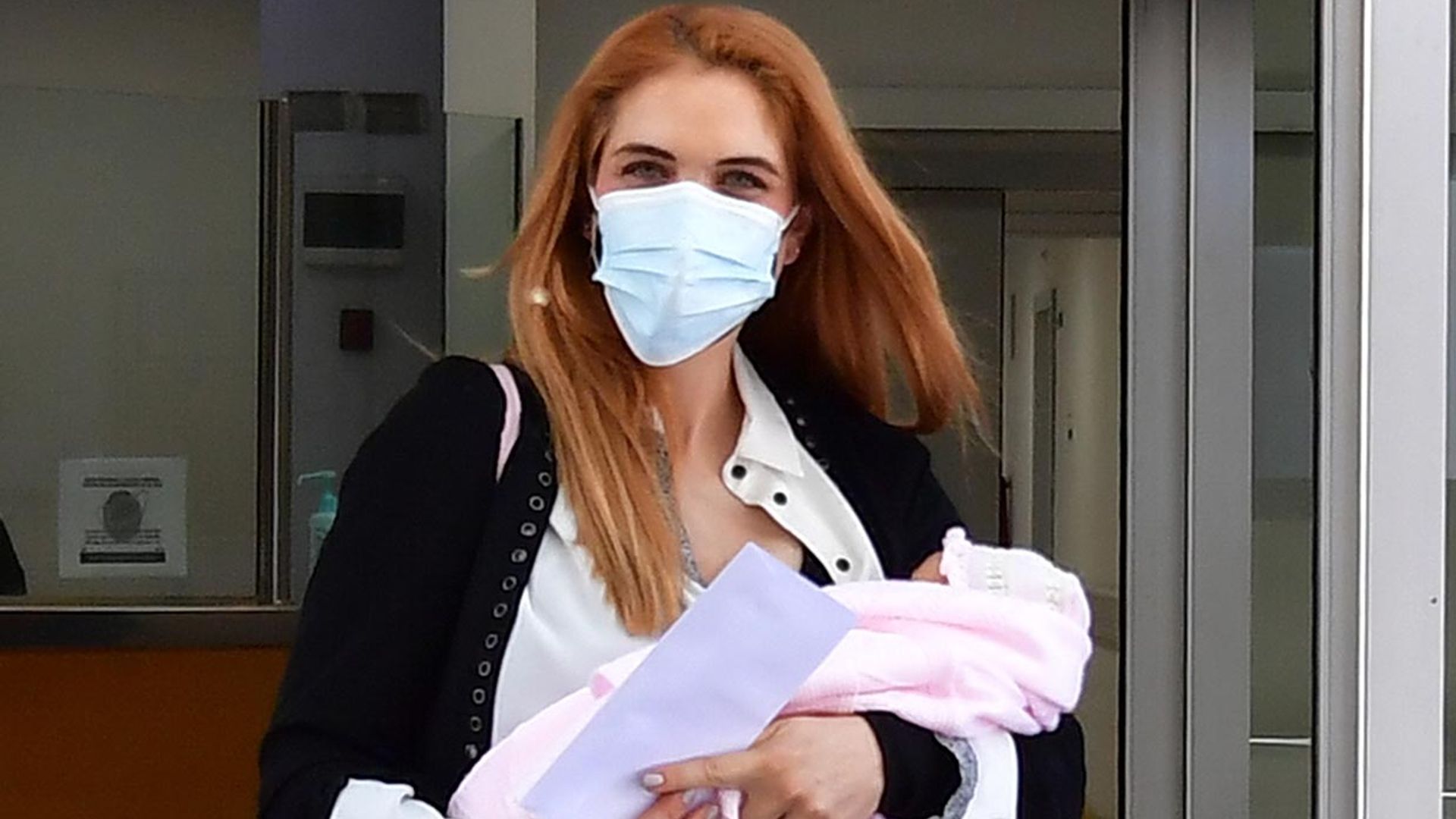 Beatriz Trapote lleva a su hija Brenda a su primera revisión con el pediatra