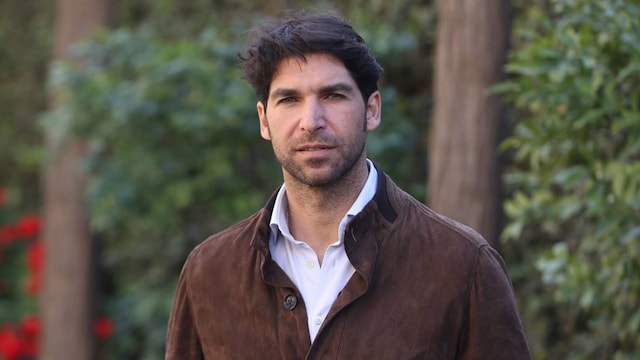 Cayetano Rivera Ordóñez posa con una chaqueta marrón durante la presentación de la Feria Picassiana en Málaga, 11 de marzo de 2024