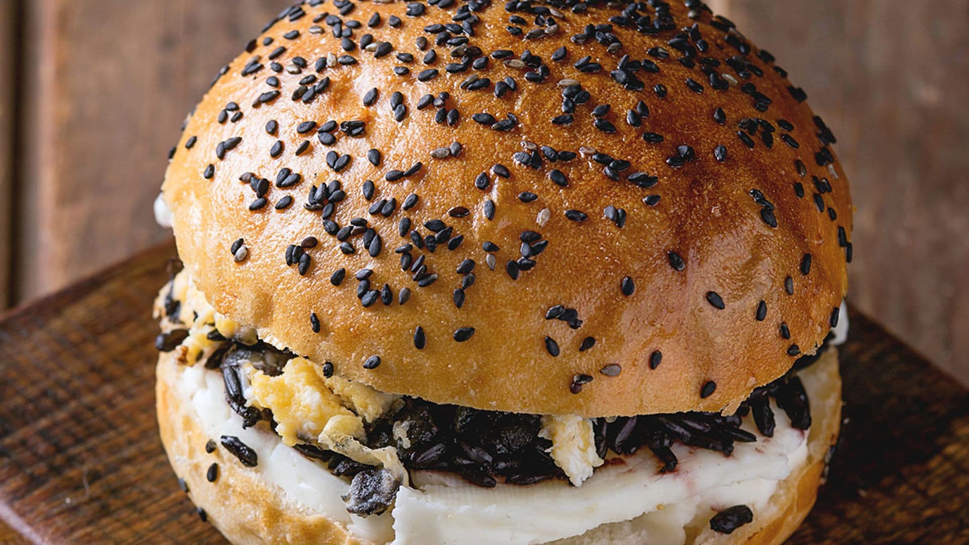 Hamburguesa de arroz venere con queso Halloumi y huevos revueltos
