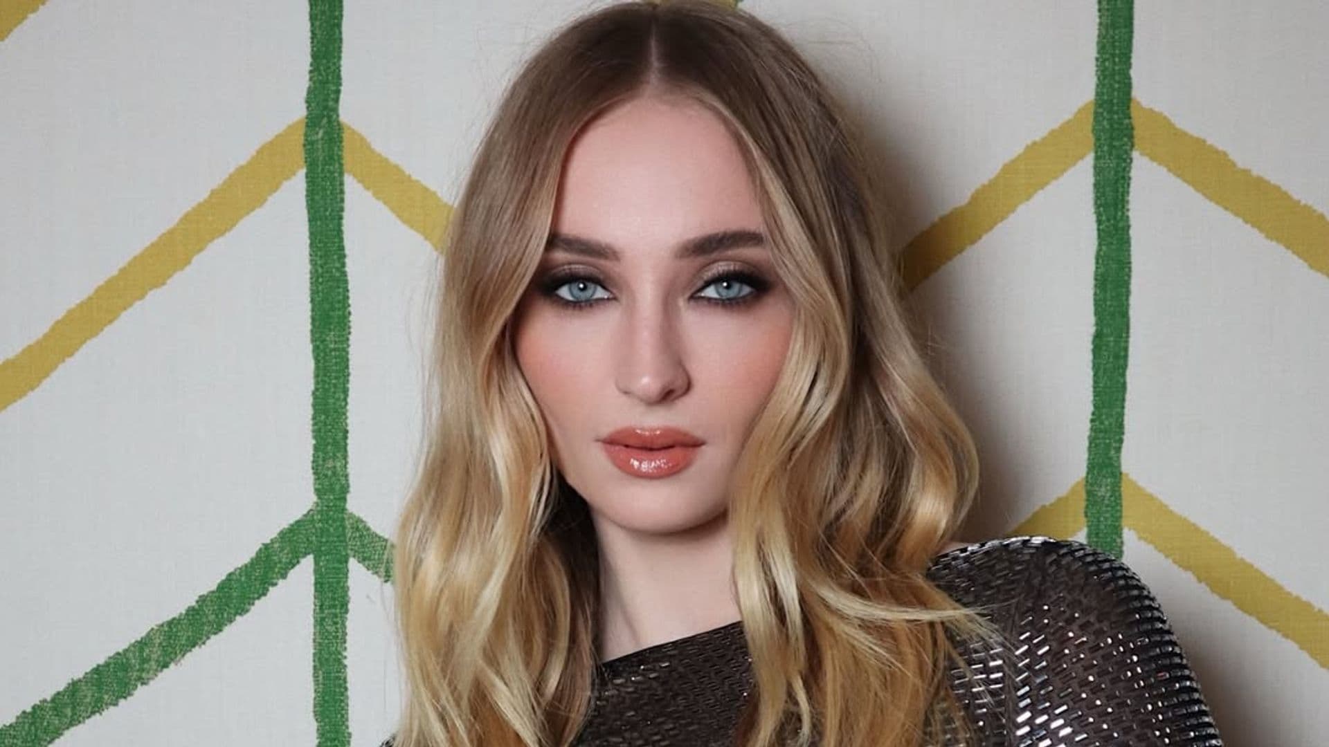 sophie turner con maquillaje smokey eye