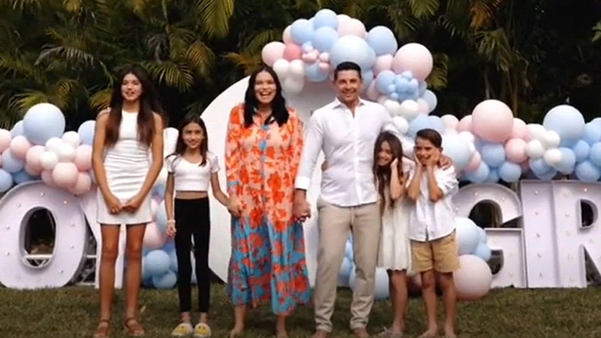 La impresionante fiesta con la que Adriana Lima anuncia que el bebé que espera es…