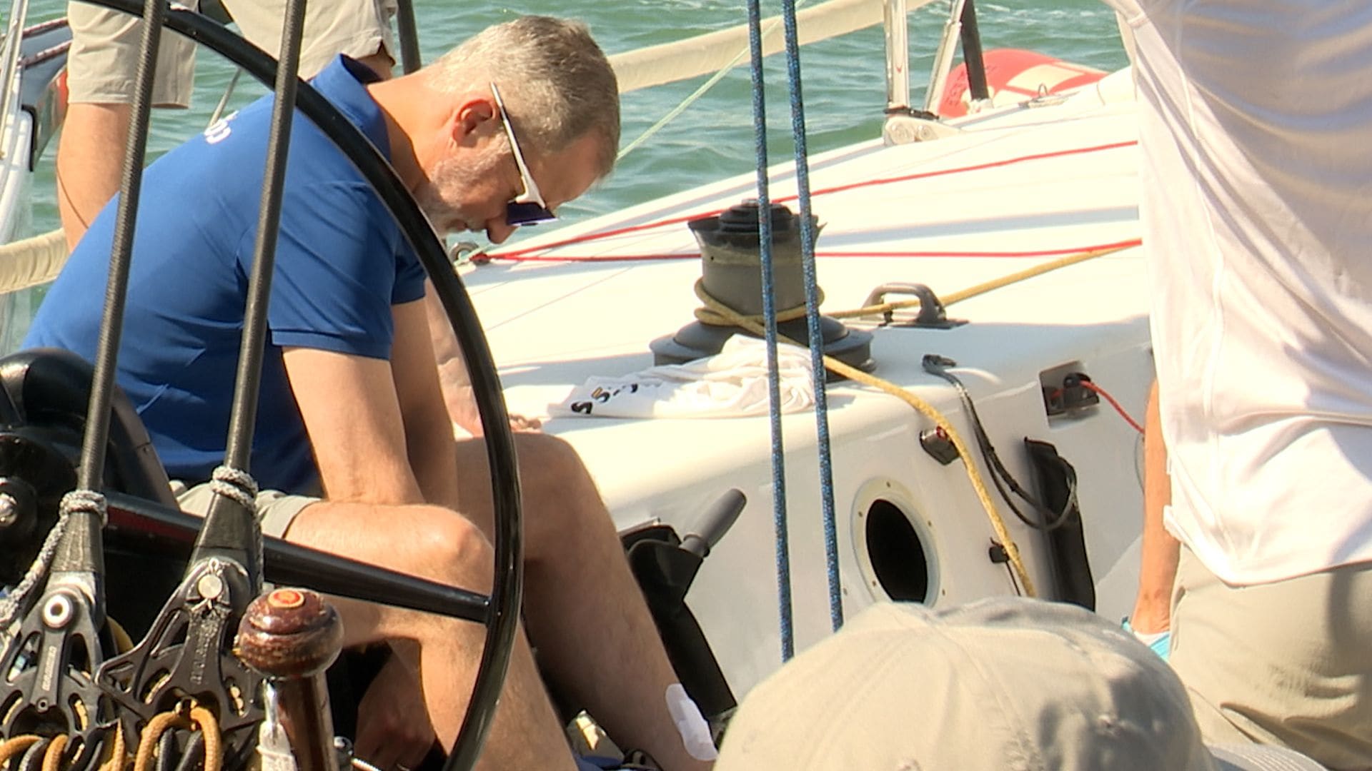 ¿Qué le ha pasado al rey Felipe en la pierna? La imagen de su vuelta a las regatas en Mallorca que no ha pasado desapercibida