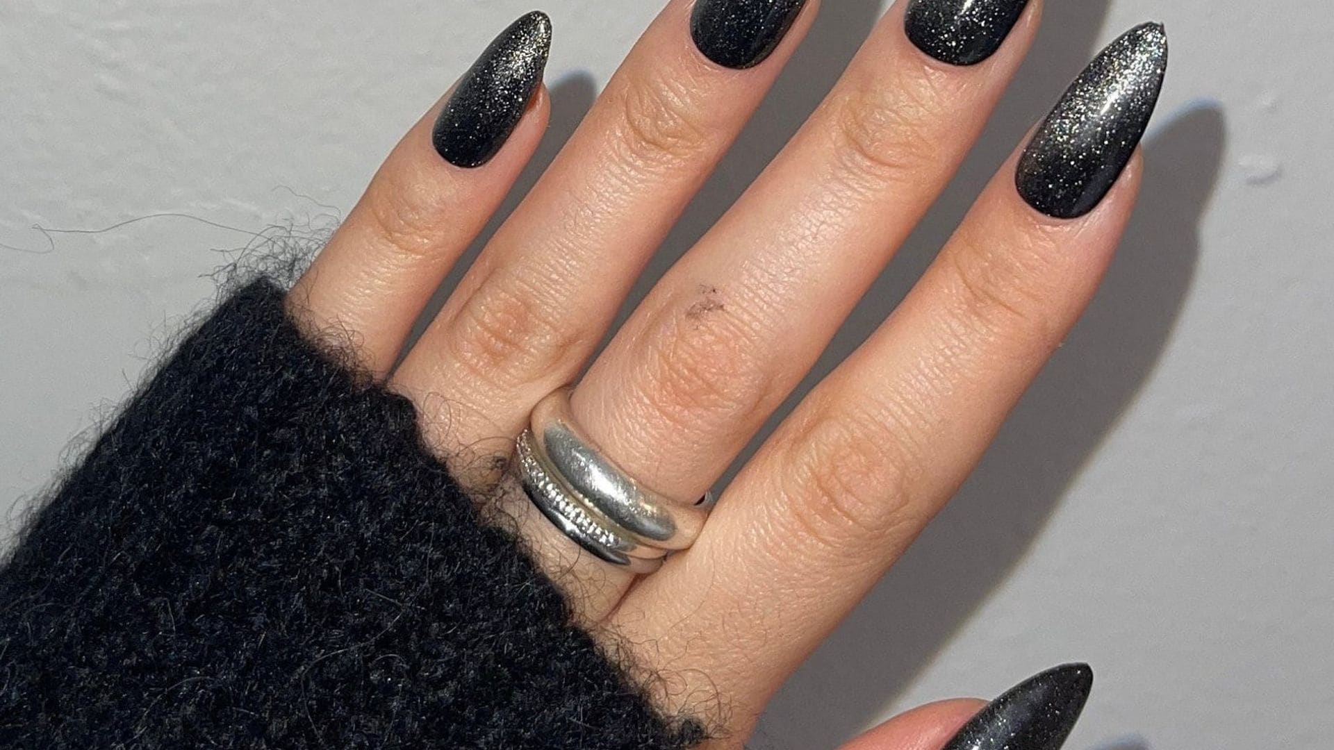 Manicura 'velvet noir', el efecto terciopelo que queda igual de bien con uñas largas como cortas