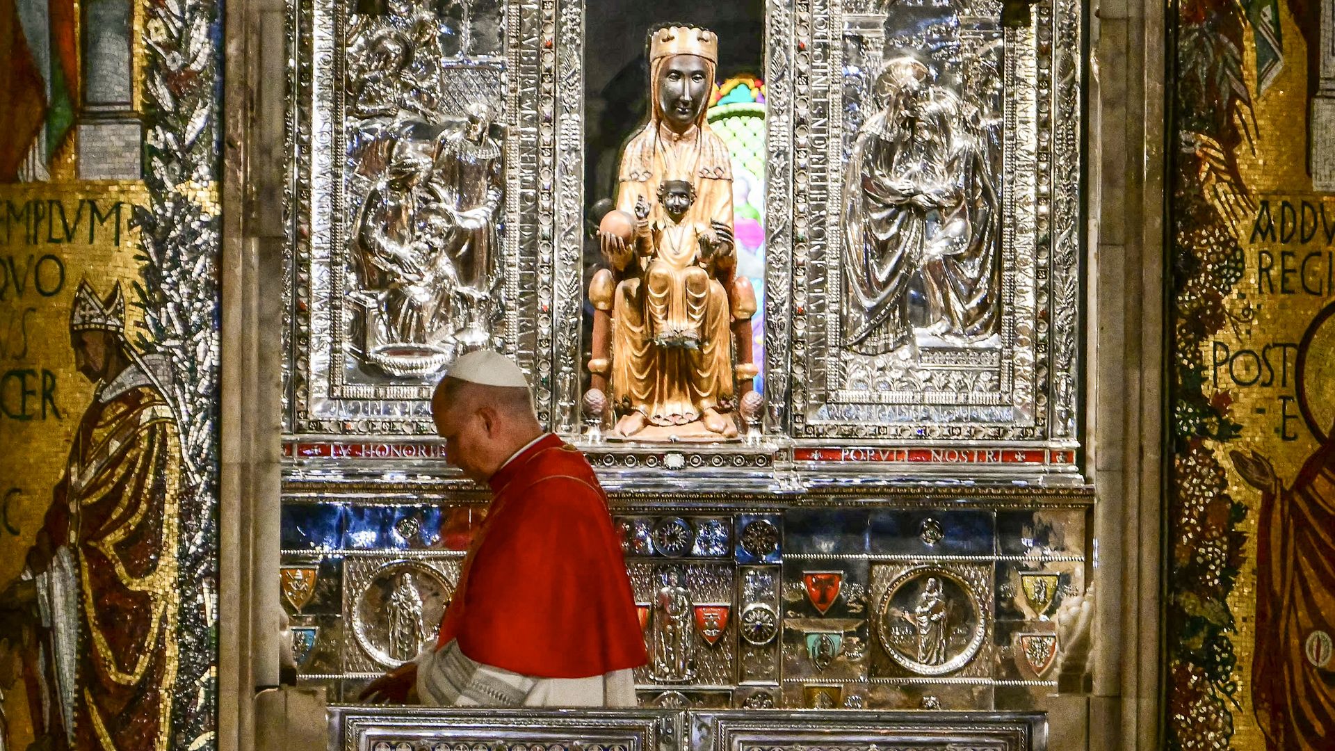 El papa León XIV venera a la Virgen de Montserrat