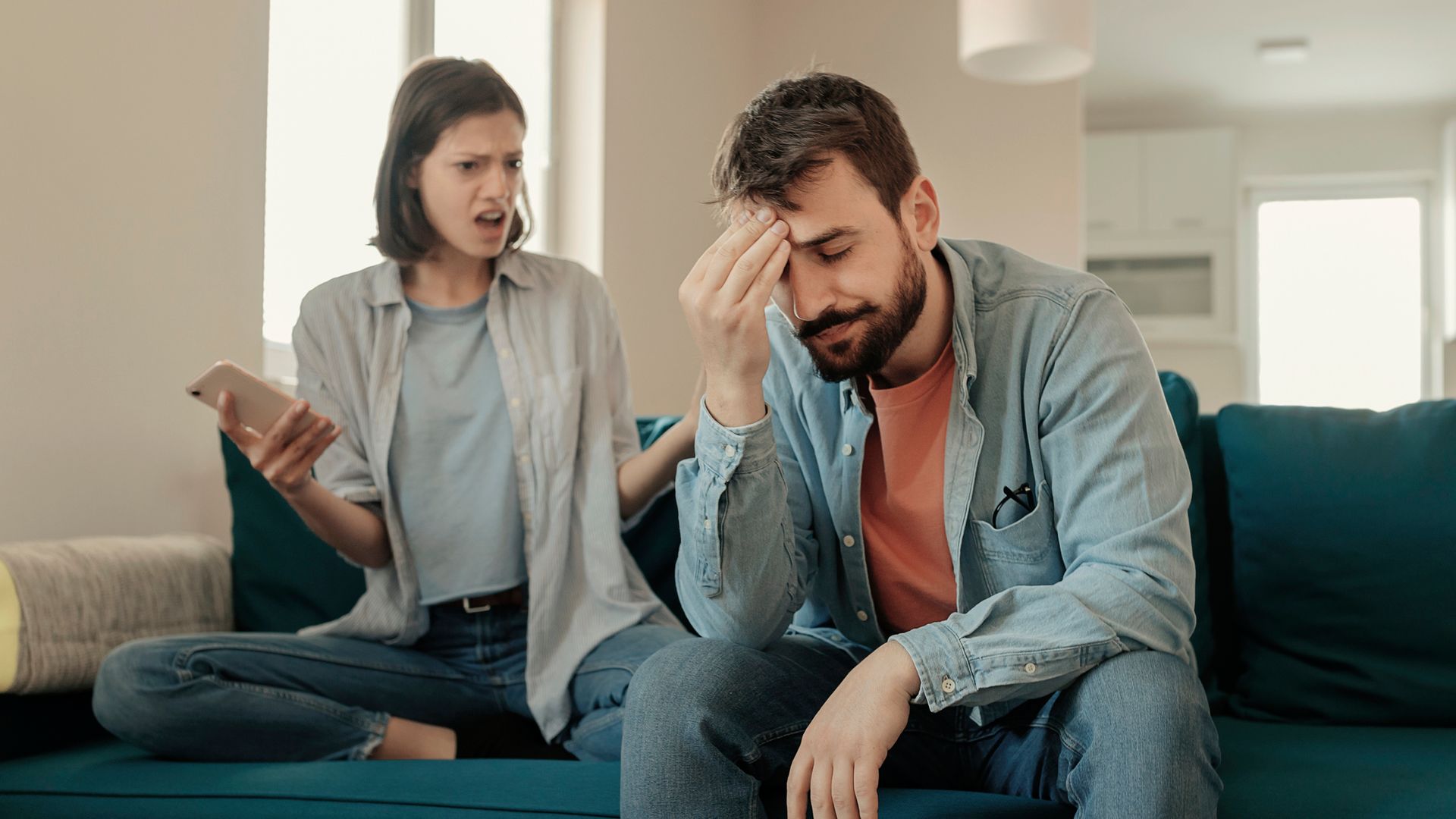 pareja discutiendo