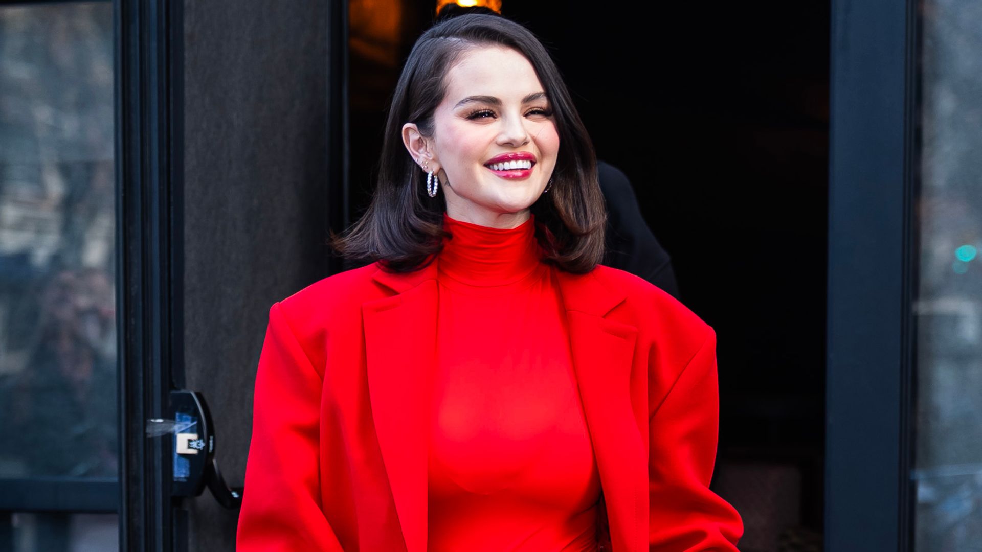 Selena Gómez Honra sus Raíces Mexicanas con una Explosiva Colaboración de Rare Beauty y Tajín