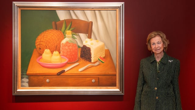 Plano medio de la reina Sofía con un cuadro de Fernando Botero en Nueva York