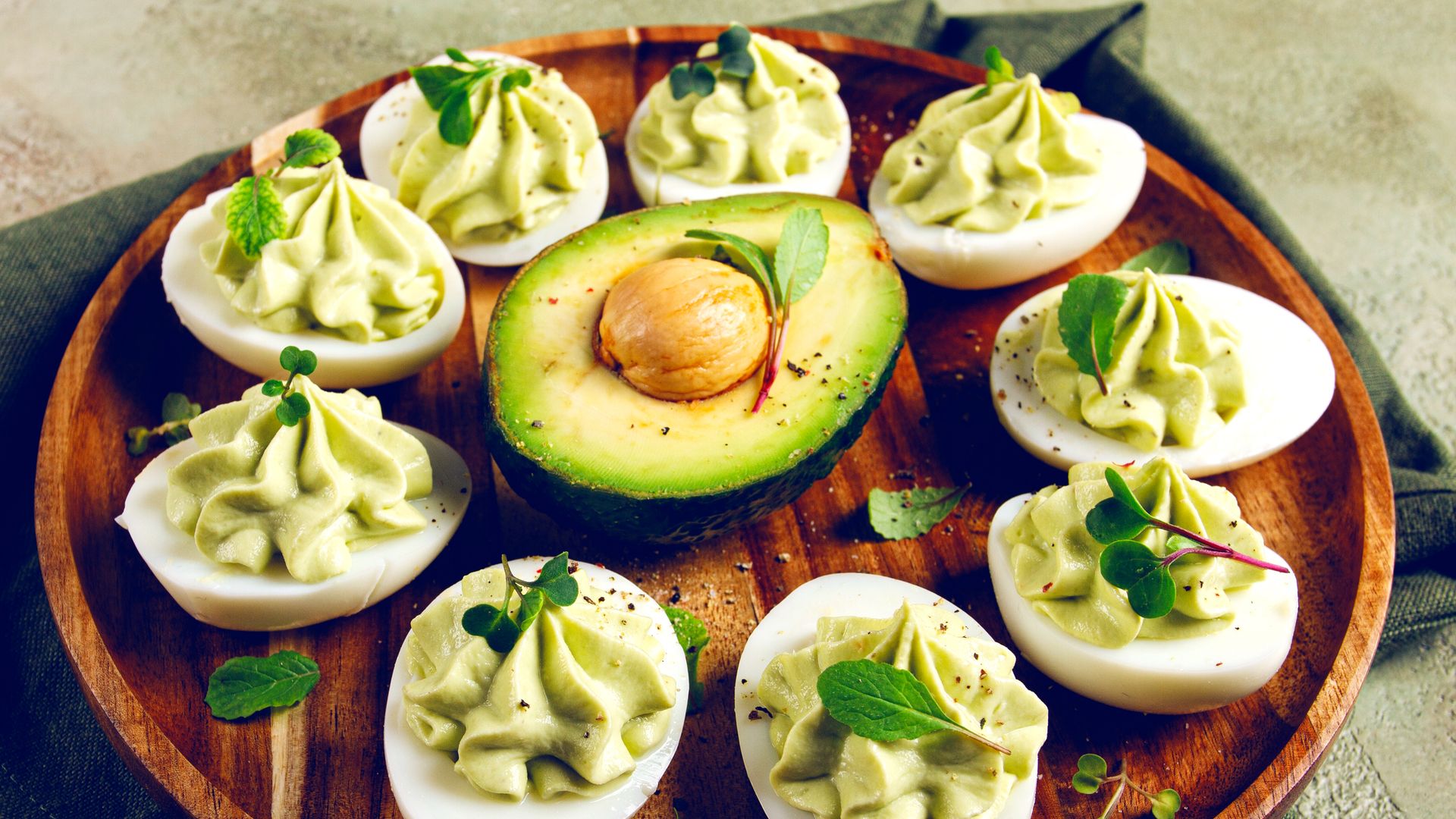 Huevos rellenos de aguacate.