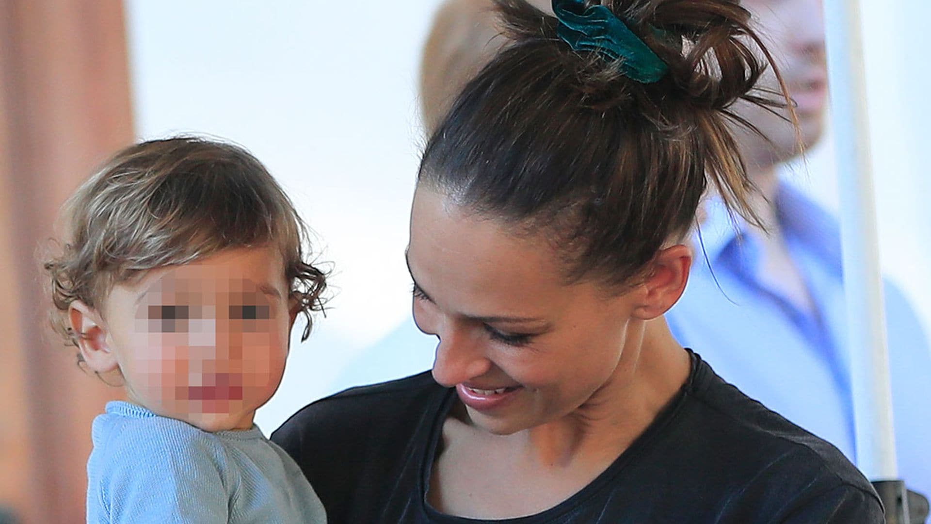 La tierna imagen del hijo de Eva González viendo a su madre por televisión