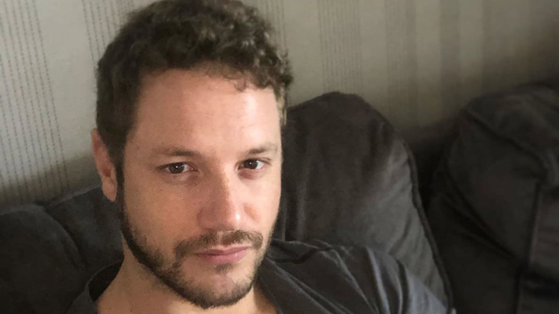 Daniel Diges anima a todos sus vecinos con una actuación desde el balcón