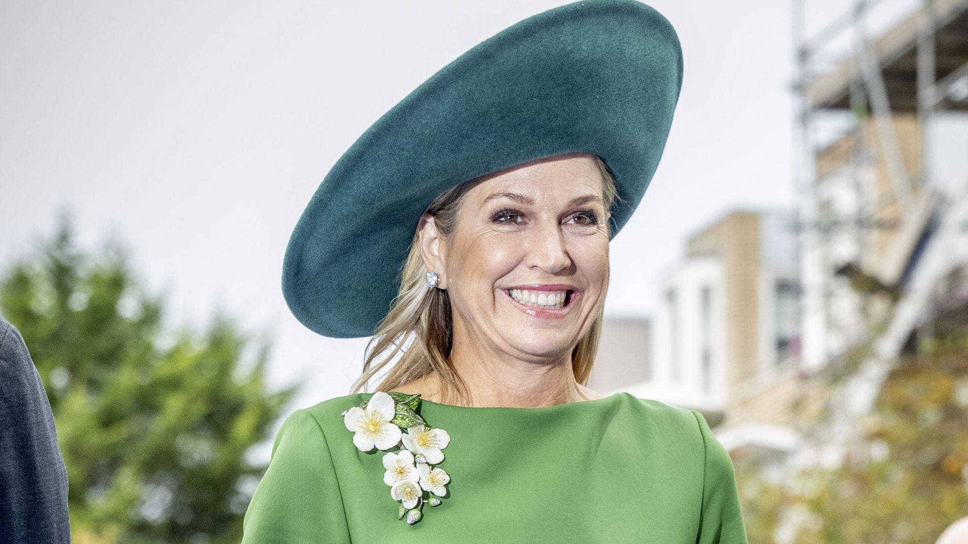 Máxima de Holanda, otra reina con vestido verde: su broche español de flores y el sombrero que lo cambia todo