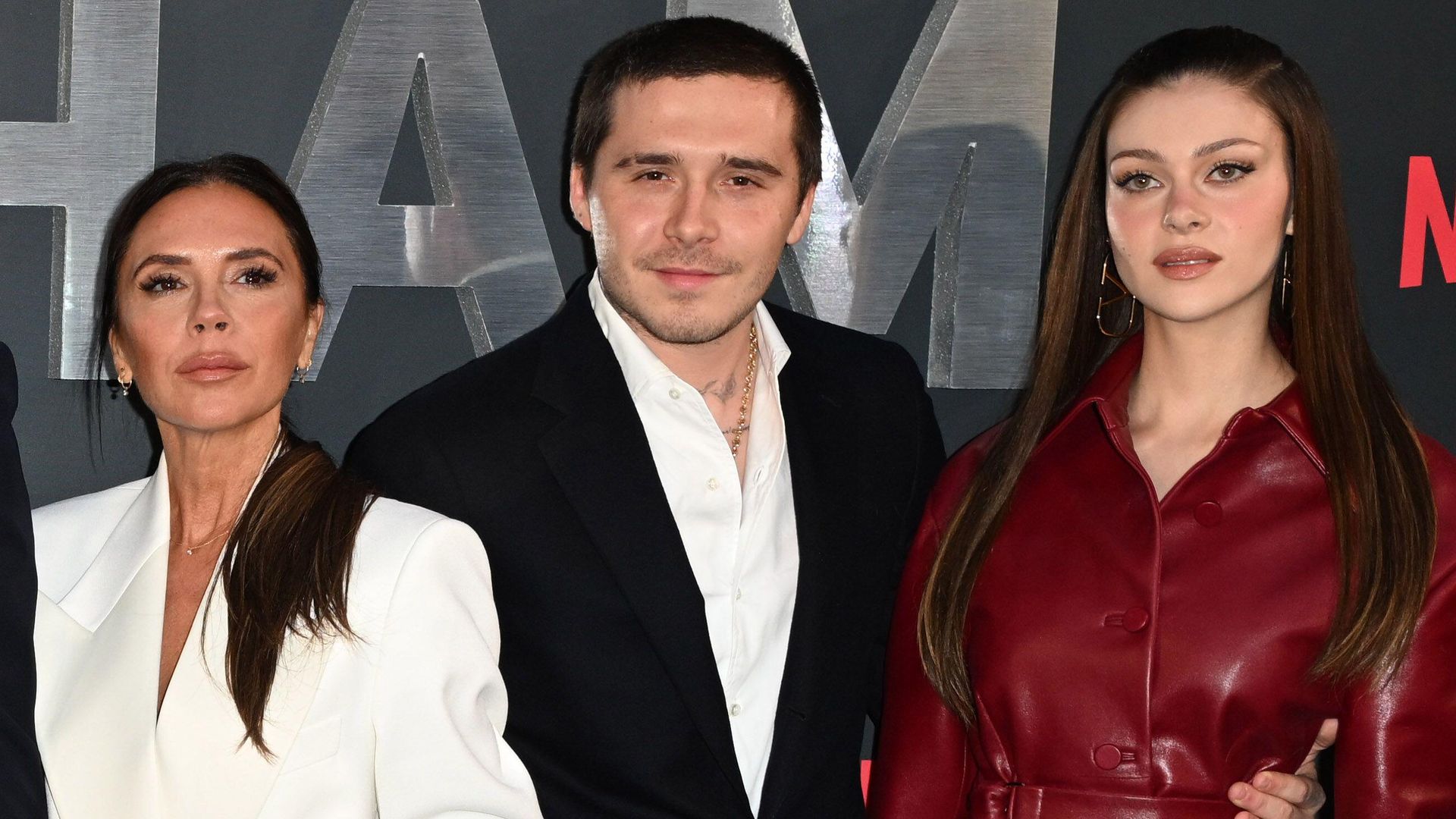 David Beckham, Victoria Beckham, Brooklyn Beckham y Nicola Peltz en la premier de 'Beckham' en Londres.