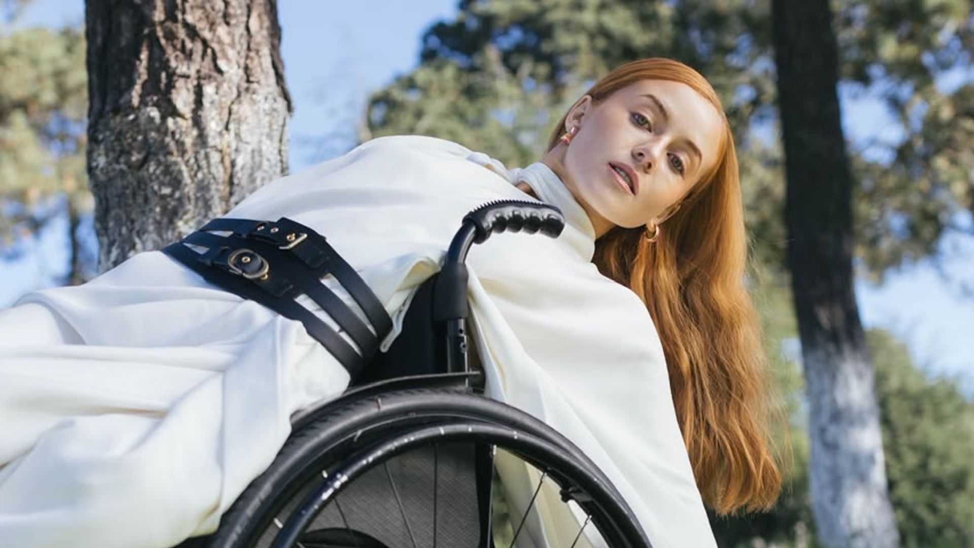 Andrea Zuckermann posa para una editorial de moda