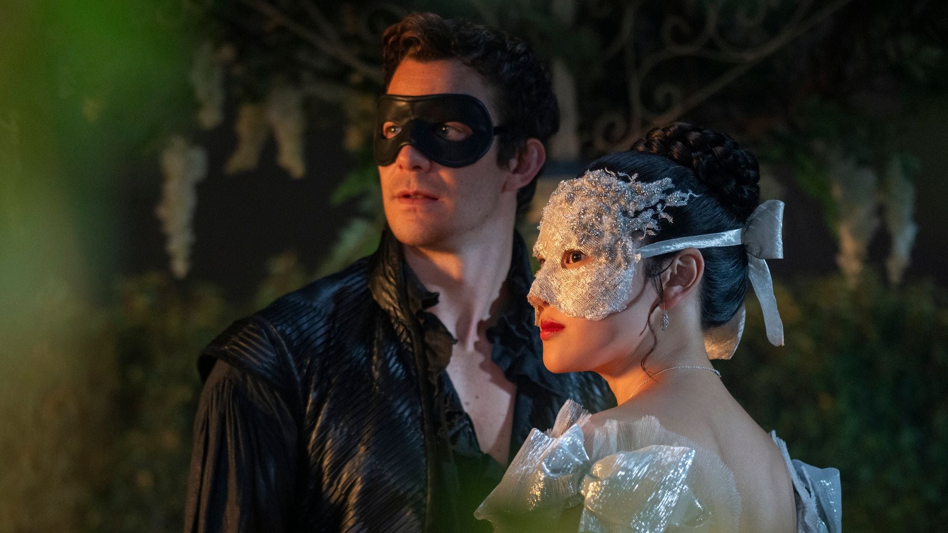 Luke Thompson como Benedict Bridgerton y Yerin Ha como Sophie Baek la cuarta temporada de 'Bridgerton', de Netflix.