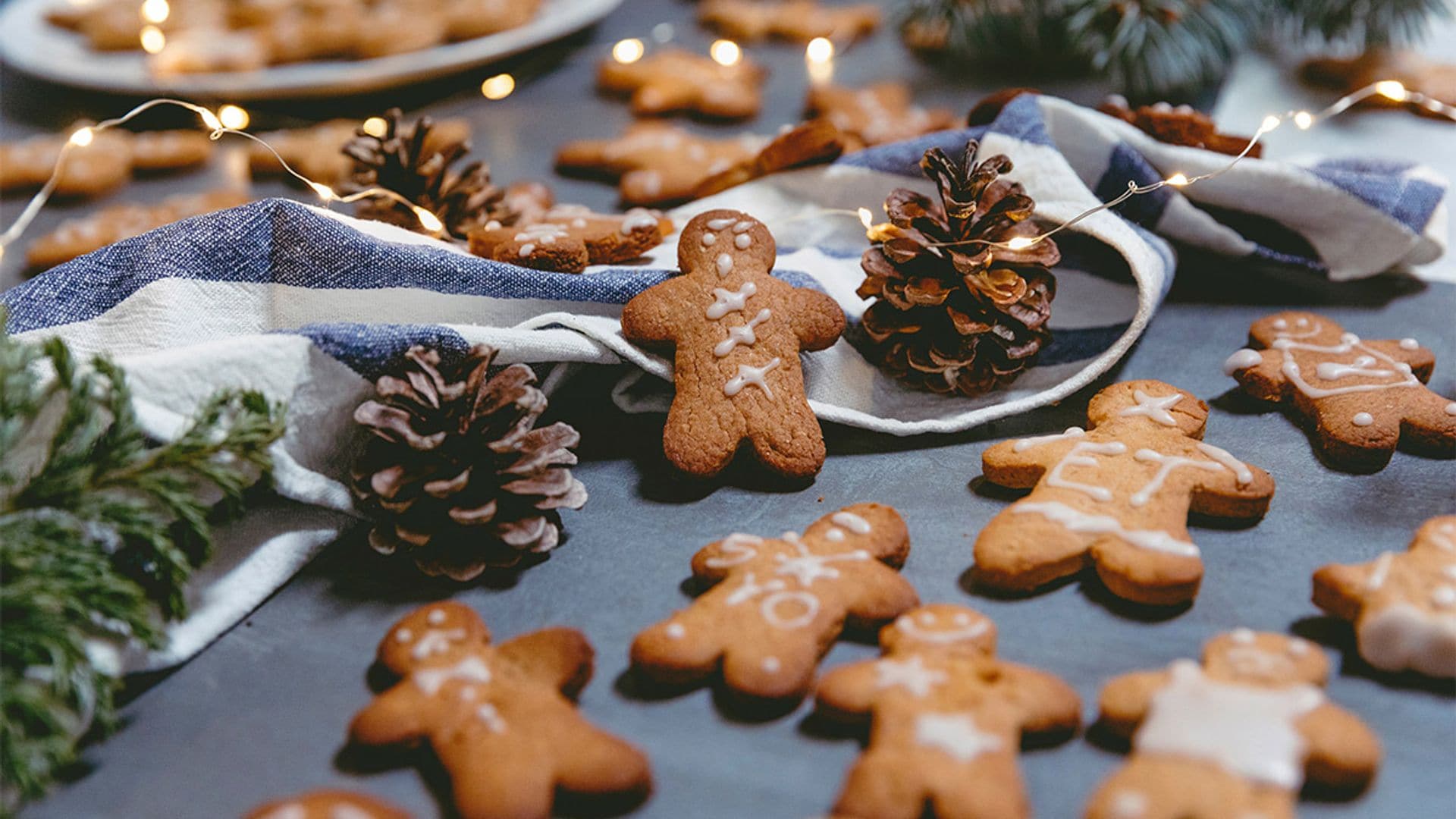 Galletas navideñas con bebida limón y jengibre