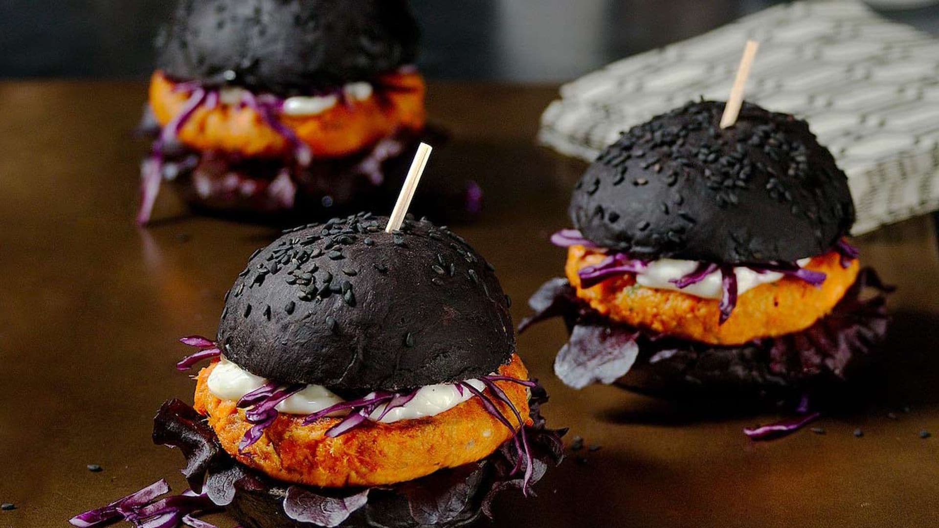 Mini hamburguesas negras con filetes rusos de salmón