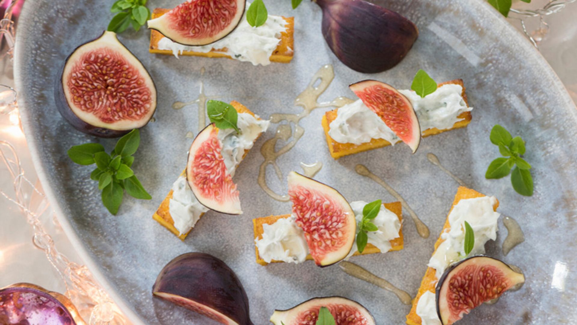 Canapés de polenta con queso 'dolcelatte' e higos