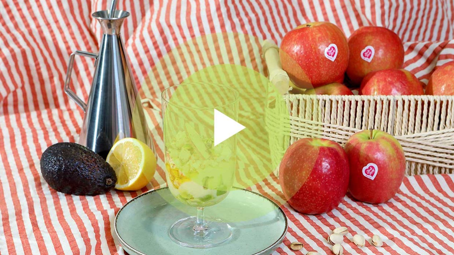 Paso a paso del aperitivo de puré de manzana con gambas y aguacate perfecto para el verano