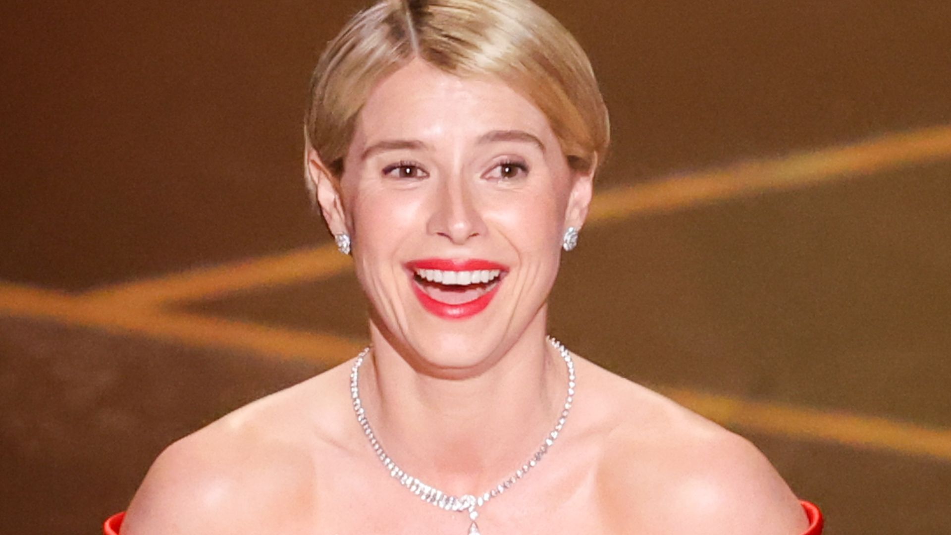 Jessie Buckley emociona al recoger el Oscar con un discurso dedicado a su hija y su desconocido marido: "Este premio es para ti"