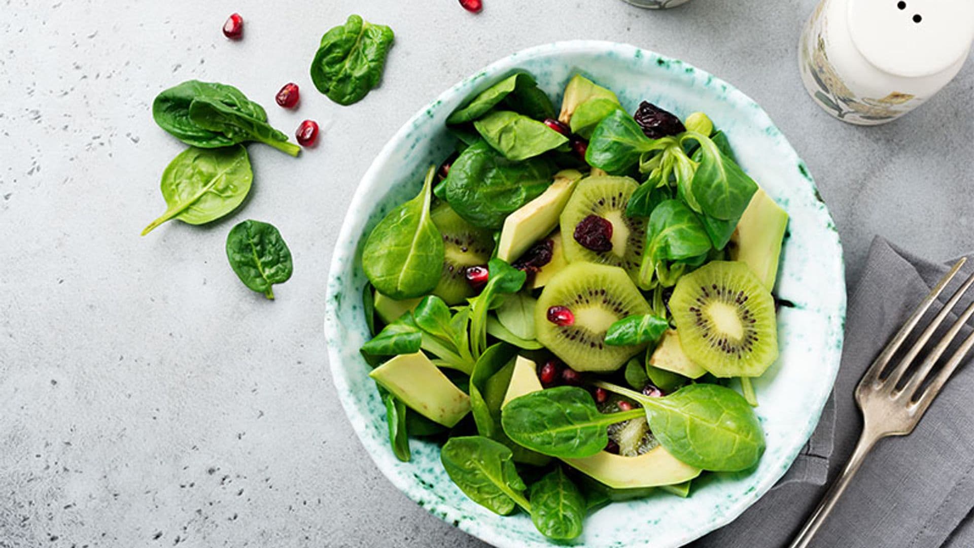 Ensalada de espinacas con kiwi y aguacate