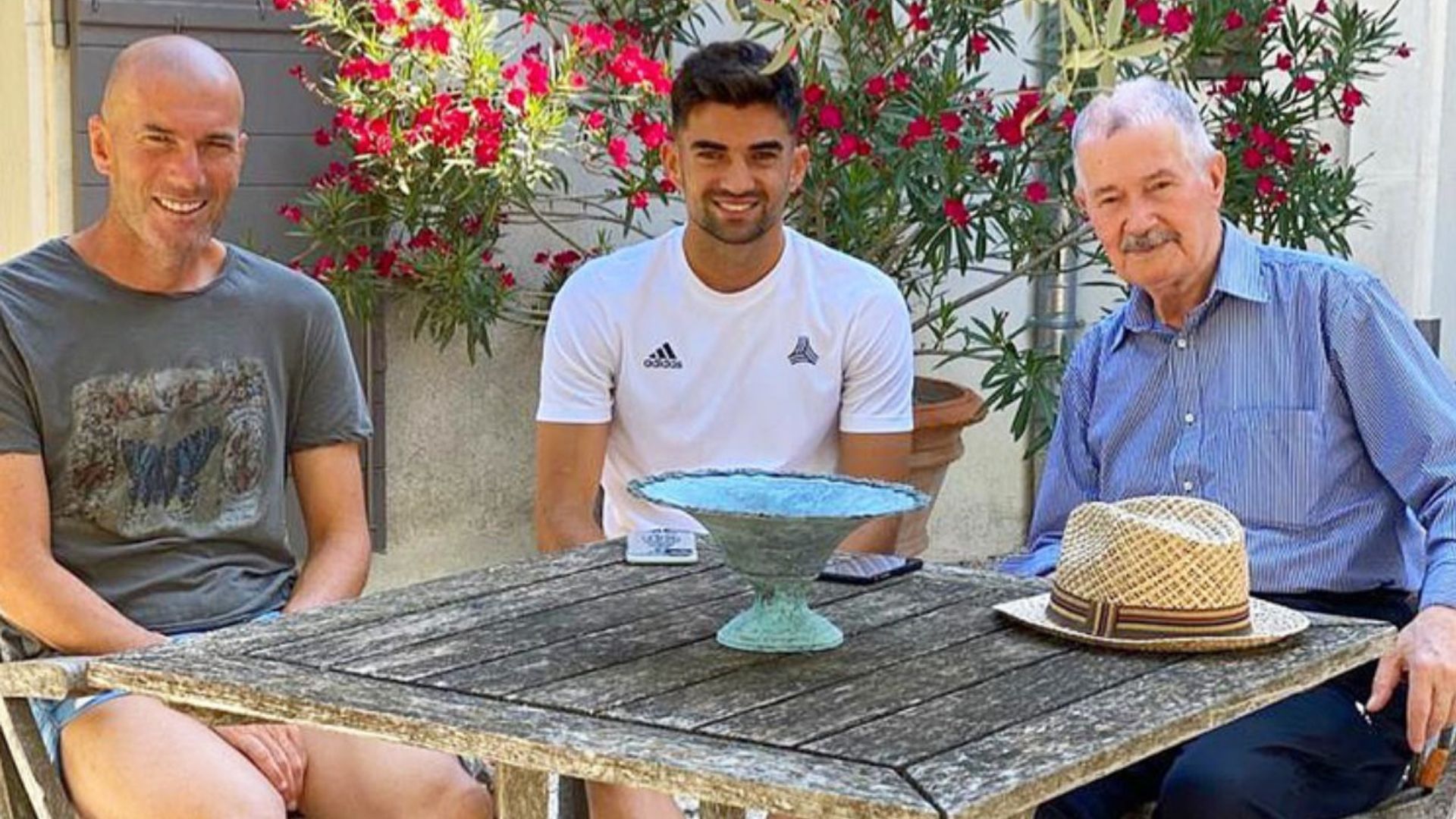 El viaje de Enzo Zidane con su mujer y la pequeña Sia, de 1 año, para reencontrarse con sus bisabuelos