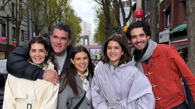 Mayrín Villanueva y Eduardo Santamarina con su familia en Japón.