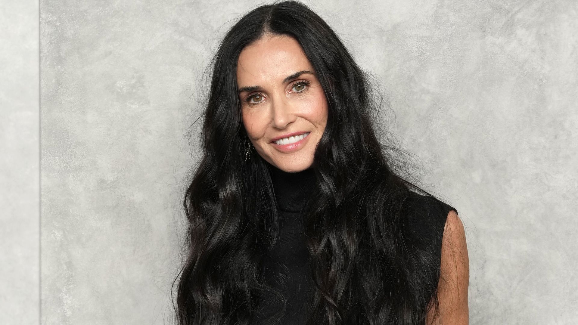 Demi Moore en la cena Lancôme Longevity MD Dinner en Nueva York con vestido negro largo y pelo suelto