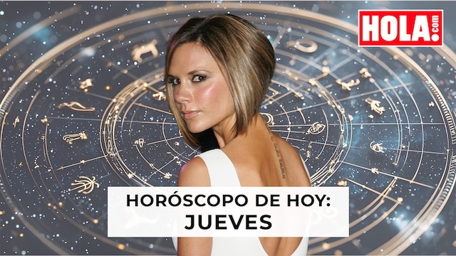 Victoria Beckham en primer plano, de fondo la rueda del zodiaco
