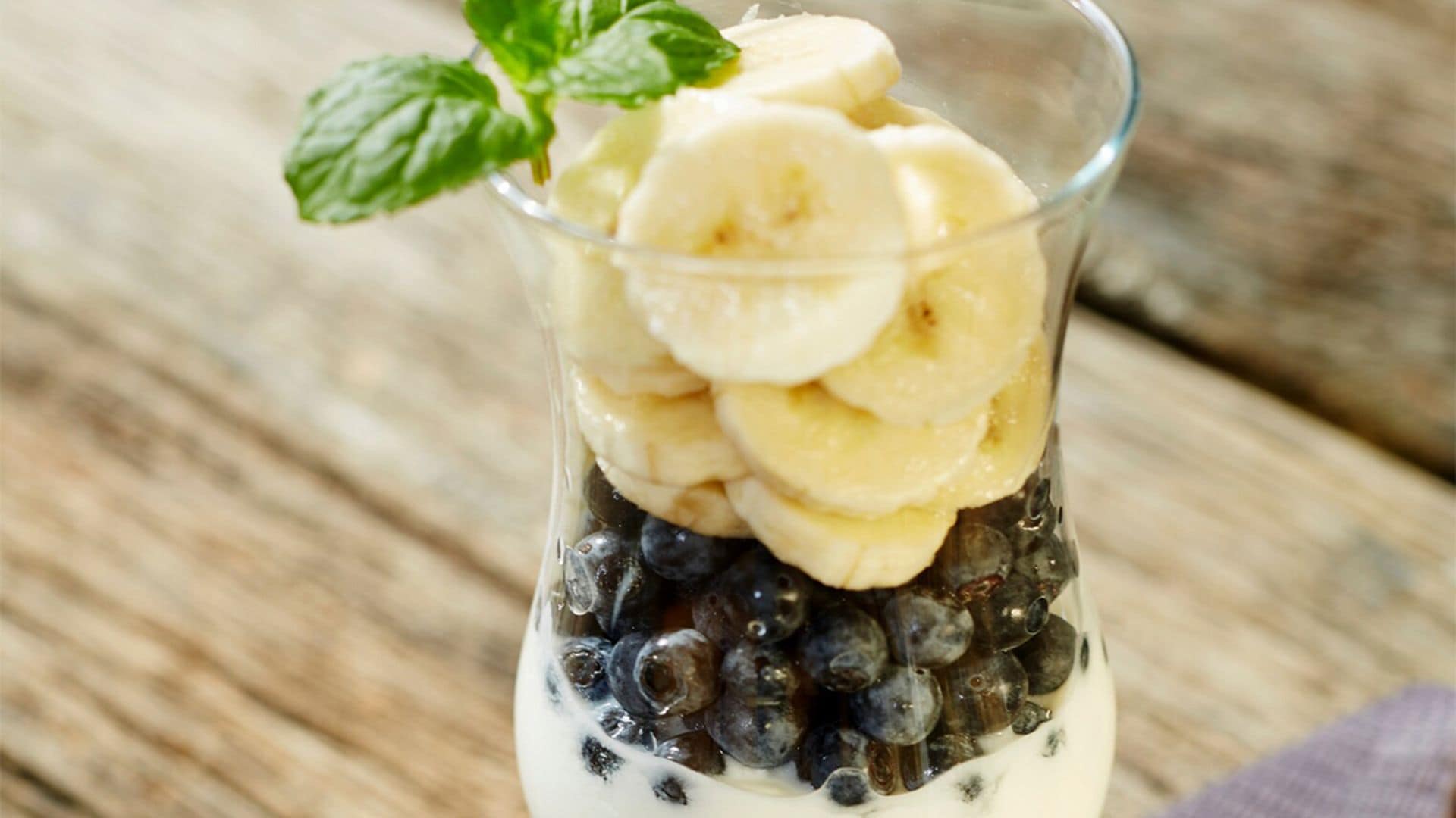 Copa de yogur con arándanos y plátano