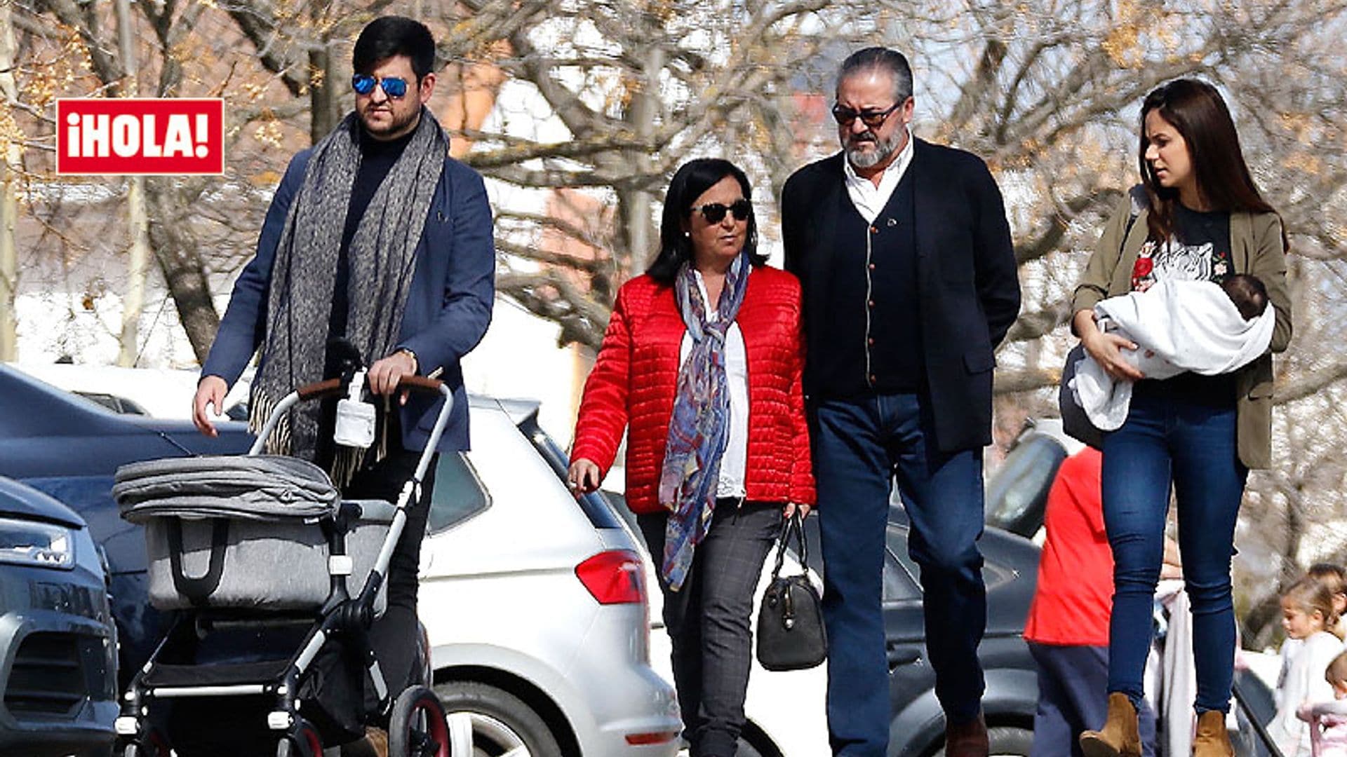 EXCLUSIVA: Manu Sánchez, paseo familiar con su bebé y multa incluida