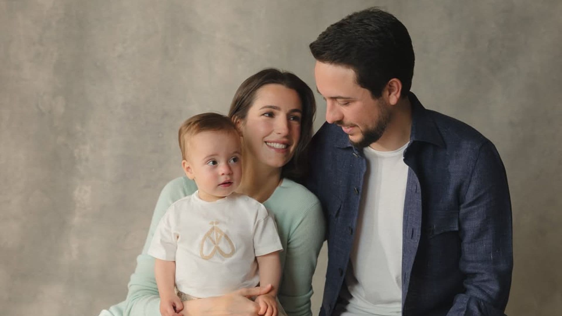 Hussein y Rajwa de Jordania con la pequeña princesa Iman para felicitar el Nuevo Año