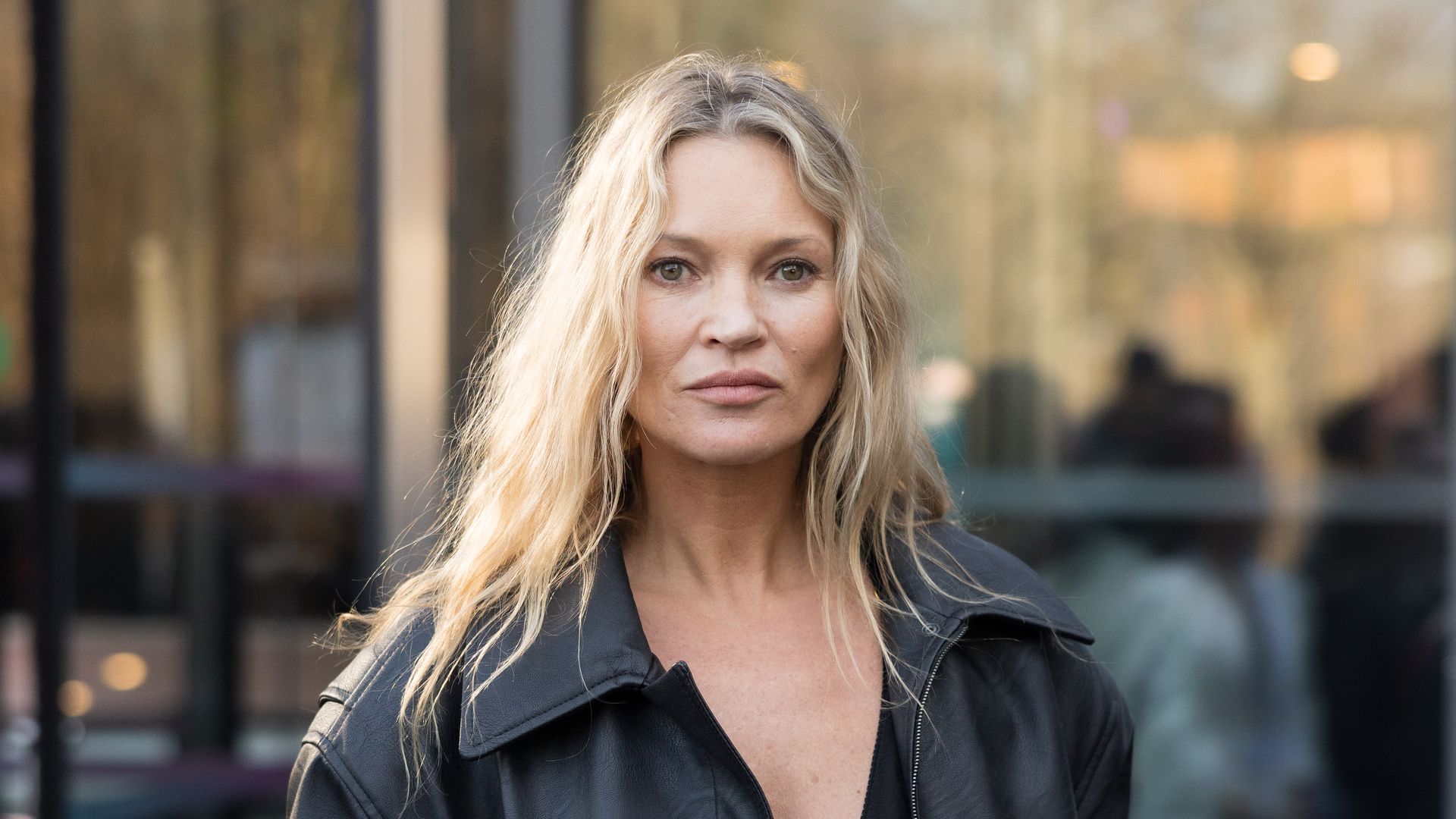 El look roquero de Kate Moss en París que queremos copiar ya: cazadora de cuero 'oversize' y pantalón pitillo