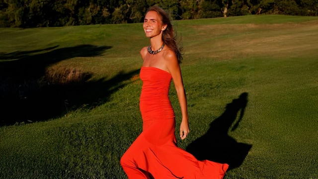 Lucía Bárcena con vestido rojo