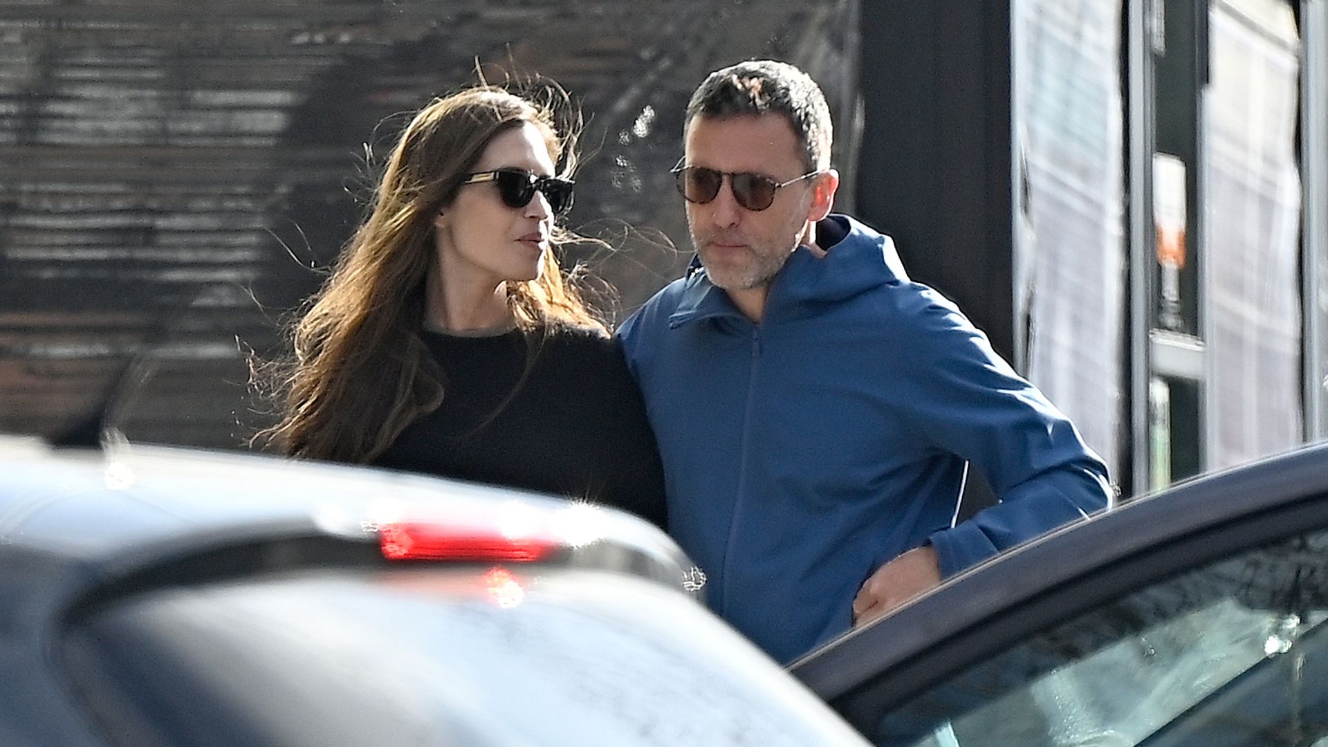 Sara Carbonero y Jota Cabrera salen de un restaurante y pasean juntos por la calle, a 1 de marzo de 2026, en Madrid