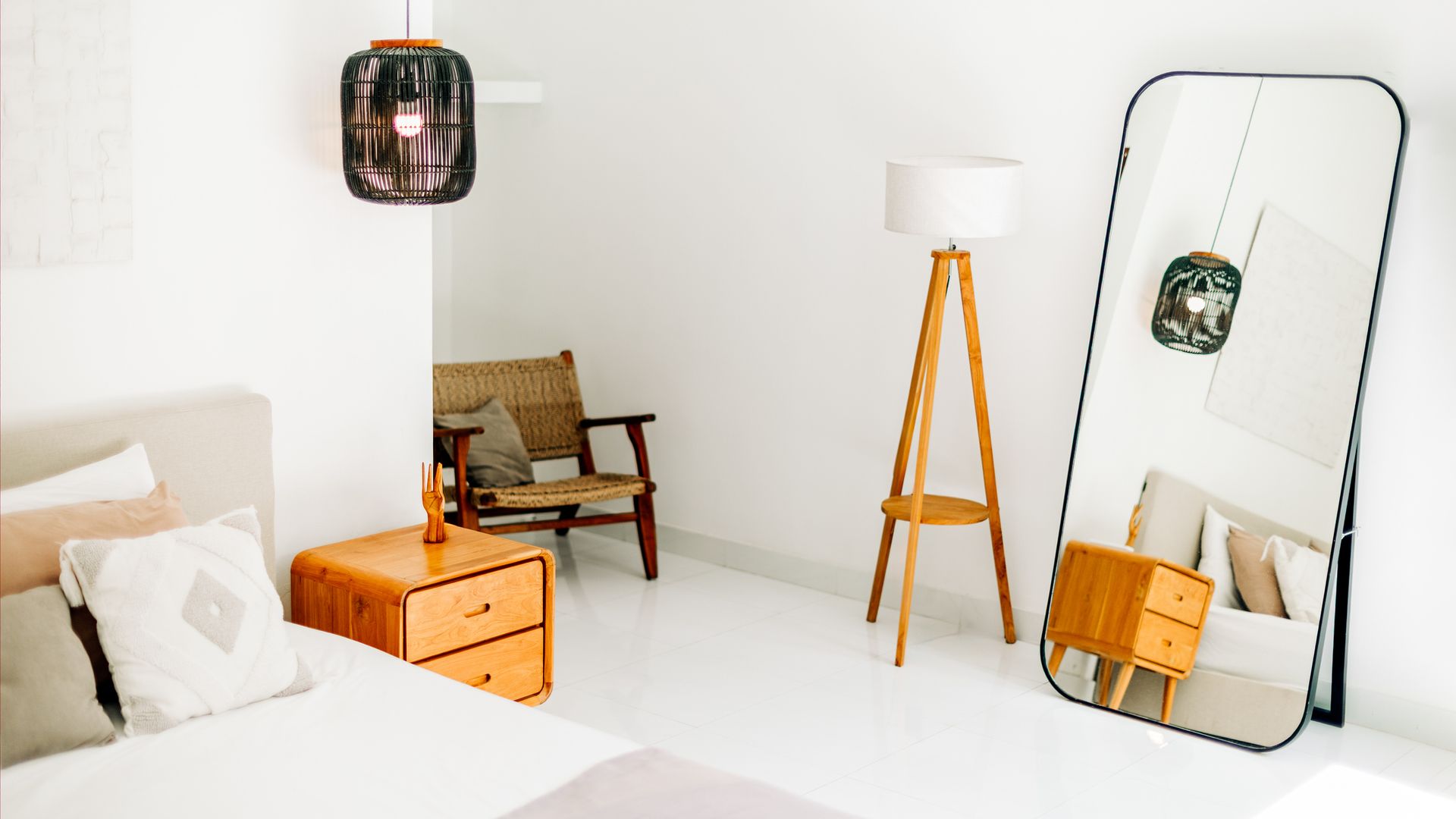 Habitación minimalisa en blanco y madera, con elementos naturales.